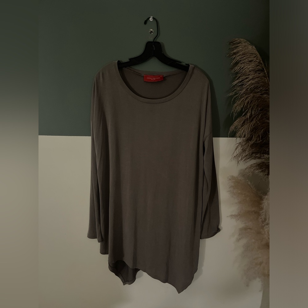 AKIRA CHICAGO: Long sleeve asymmetrical hem tunic!